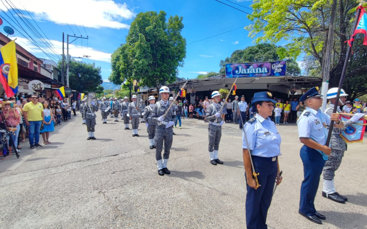 Las calles de Puerto Salgar y la Dorada se engalanan para celebrar los 212 años de independencia por parte de la Fuerza Aérea Colombiana