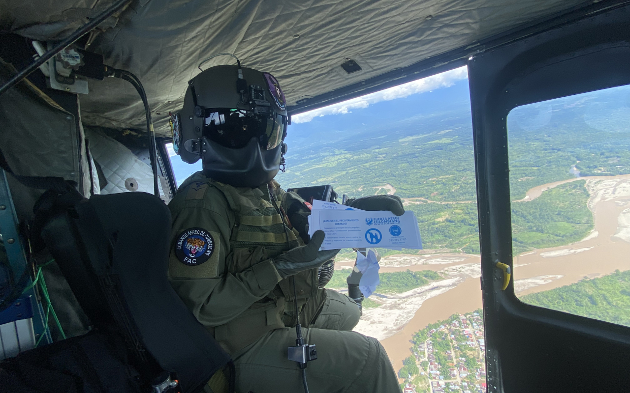 Fuerza Aérea Colombiana realiza misiones de lanzamiento de volantes 