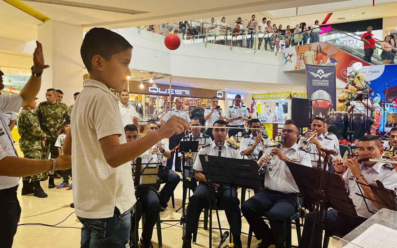 Con un concierto navideño la Banda Sinfónica de su Fuerza  Aérea alegró a los Caqueteños