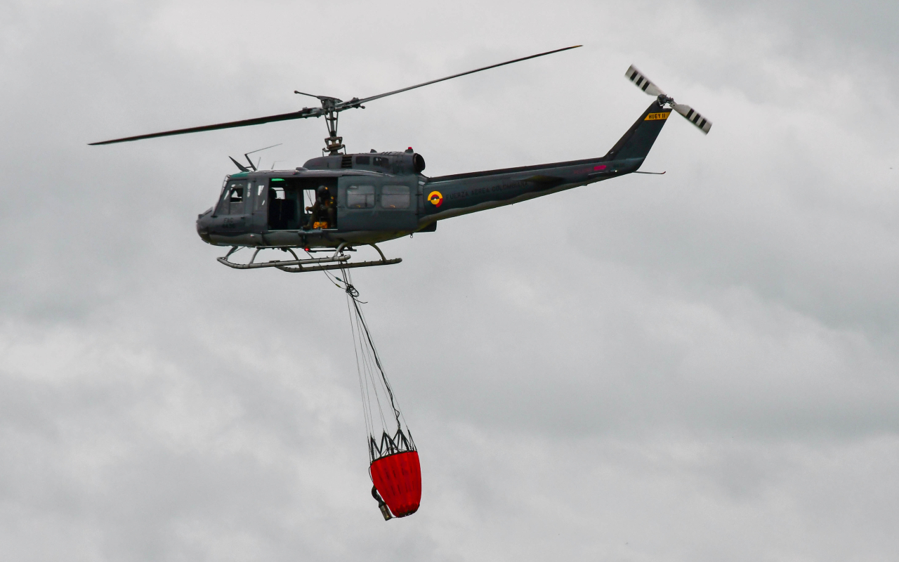 Entrenamientos para extinción de incendios son realizados por las tripulaciones de su Fuerza Aérea