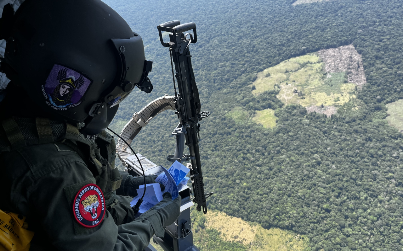 Perifoneo aéreo y lanzamiento de volantes, un aliado para la  sensibilización en el suroriente del país
