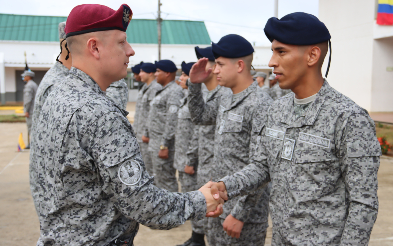 Imposición de boinas: jóvenes construyen un futuro sólido al servicio de Colombia