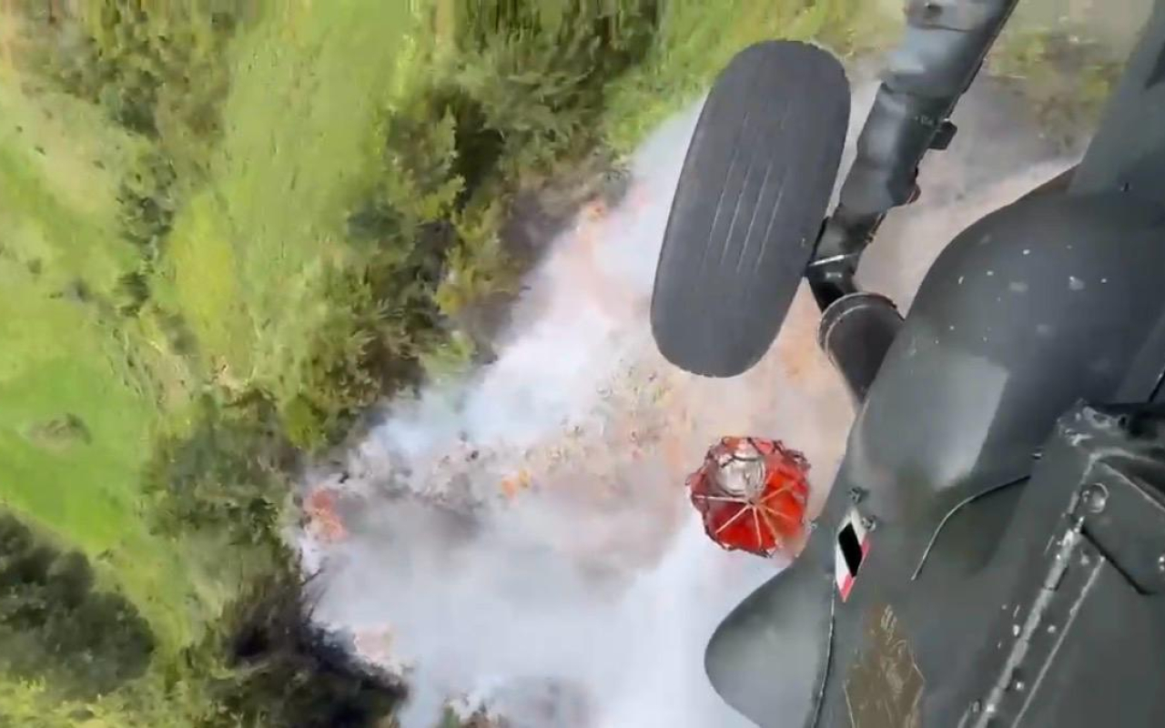 Helicóptero UH-60 combate incendio de gran magnitud en Rionegro
