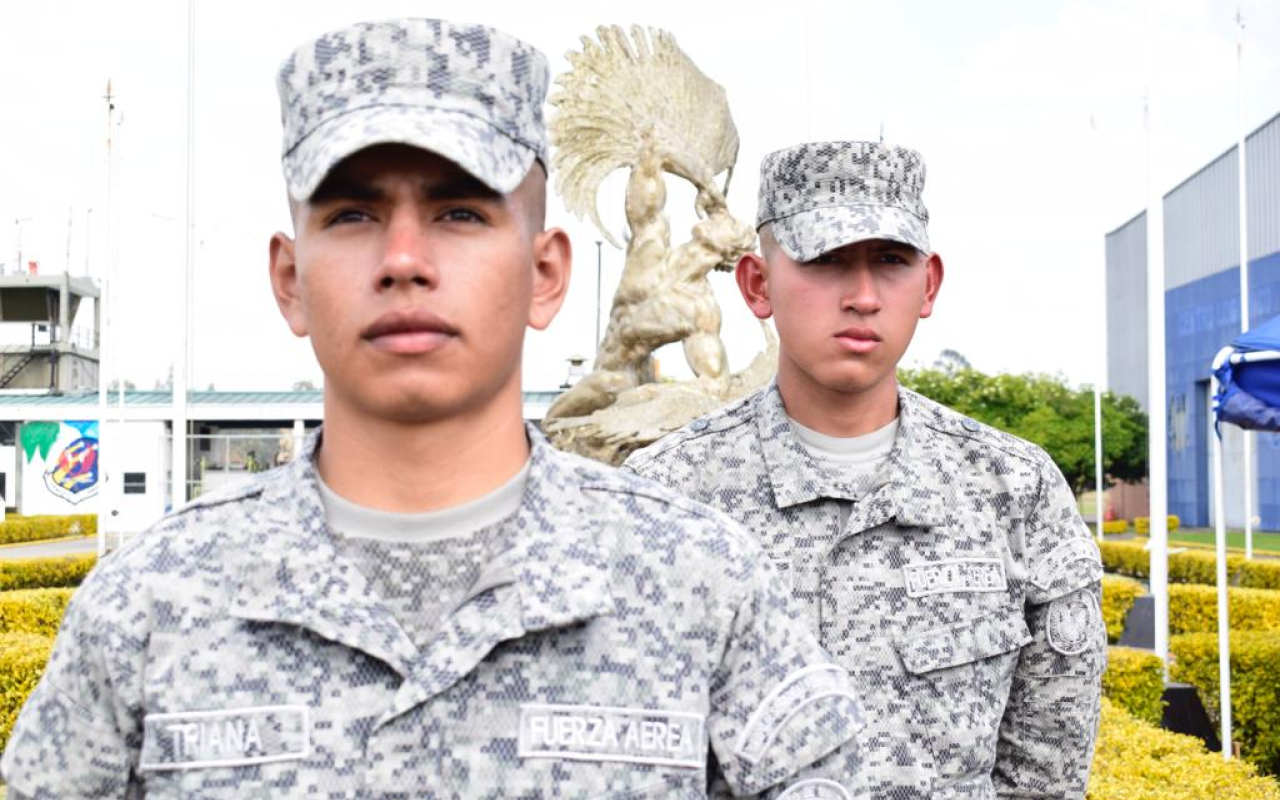Soldados del CAMAN cumplen su sueño de ingresar a la Escuela de Suboficiales de su Fuerza Aérea Colombiana