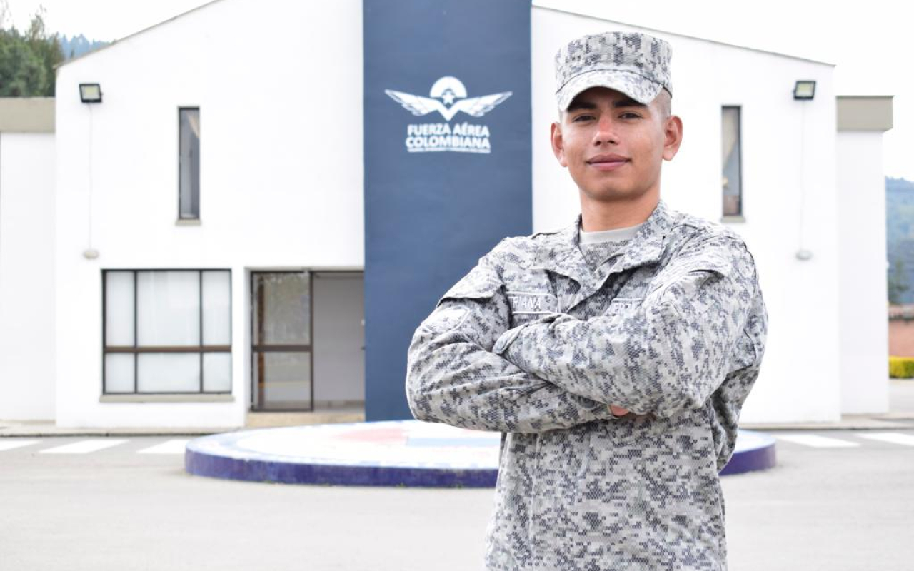 Soldados del CAMAN cumplen su sueño de ingresar a la Escuela de Suboficiales de su Fuerza Aérea Colombiana