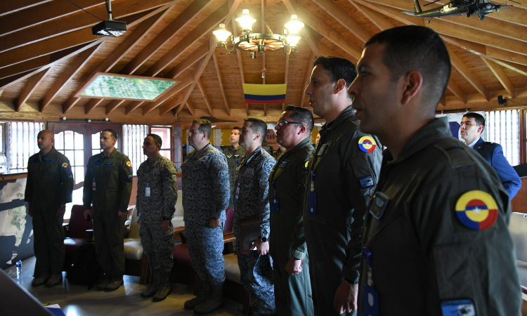 Pilotos instructores finalizan con éxito la semana de estandarización en CACOM 5