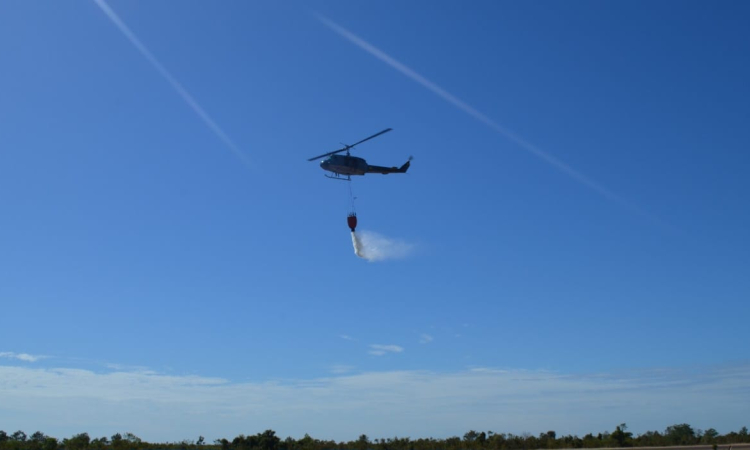 Incendio forestal que rodeaba hogares vichadenses, fue extinguido por su Fuerza Aérea Colombiana