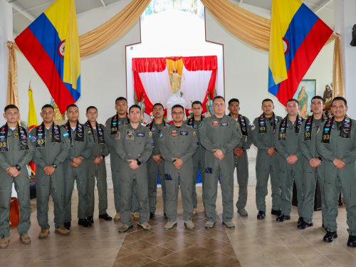 Futuros pilotos de helicóptero de países latinoamericanos, son entrenados por su Fuerza Aérea Colombiana