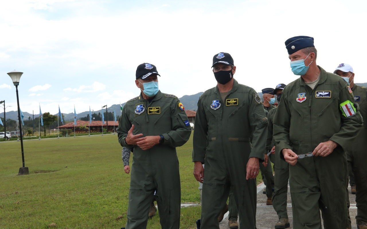General Ramsés Rueda Rueda, comandante de la Fuerza Aérea Colombiana (FAC) y el Señor Mayor General Barry Cornish, comandante de la 12ª Ala de la Fuerza Aérea de los Estados Unidos (AFSOUTH)
